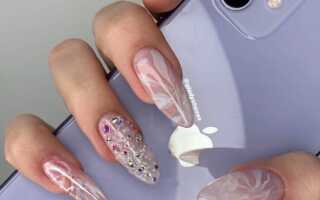 Летний маникюр 2019 на миндалевидных ногтях