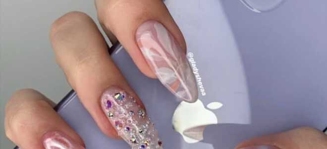 Летний маникюр 2019 на миндалевидных ногтях