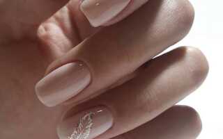 Трендовый маникюр в нежных тонах на короткие ногти