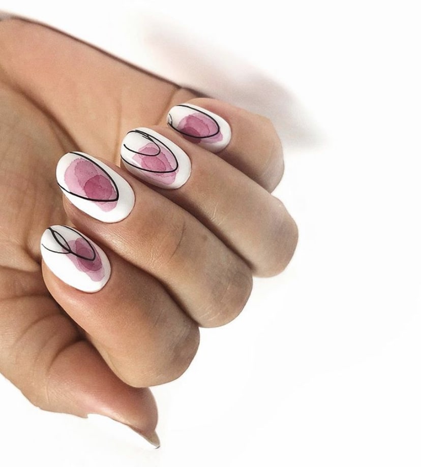 Абстракция на ногтях миндалевидной формы – тренд этого сезона