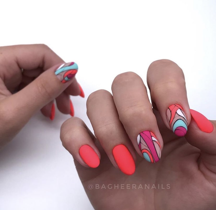 Абстракция на ногтях миндалевидной формы – тренд этого сезона