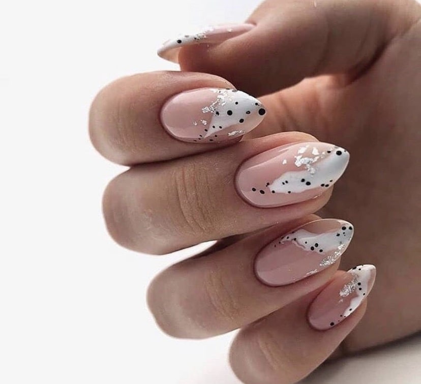 Абстракция на ногтях миндалевидной формы – тренд этого сезона