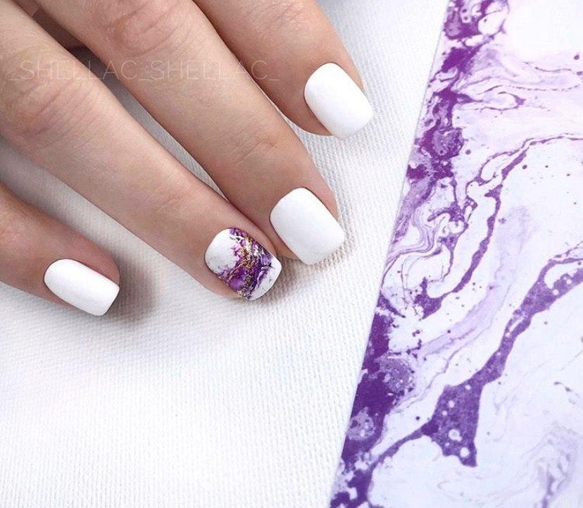 Белый маникюр со слайдером еффект камня на коротких ногтях