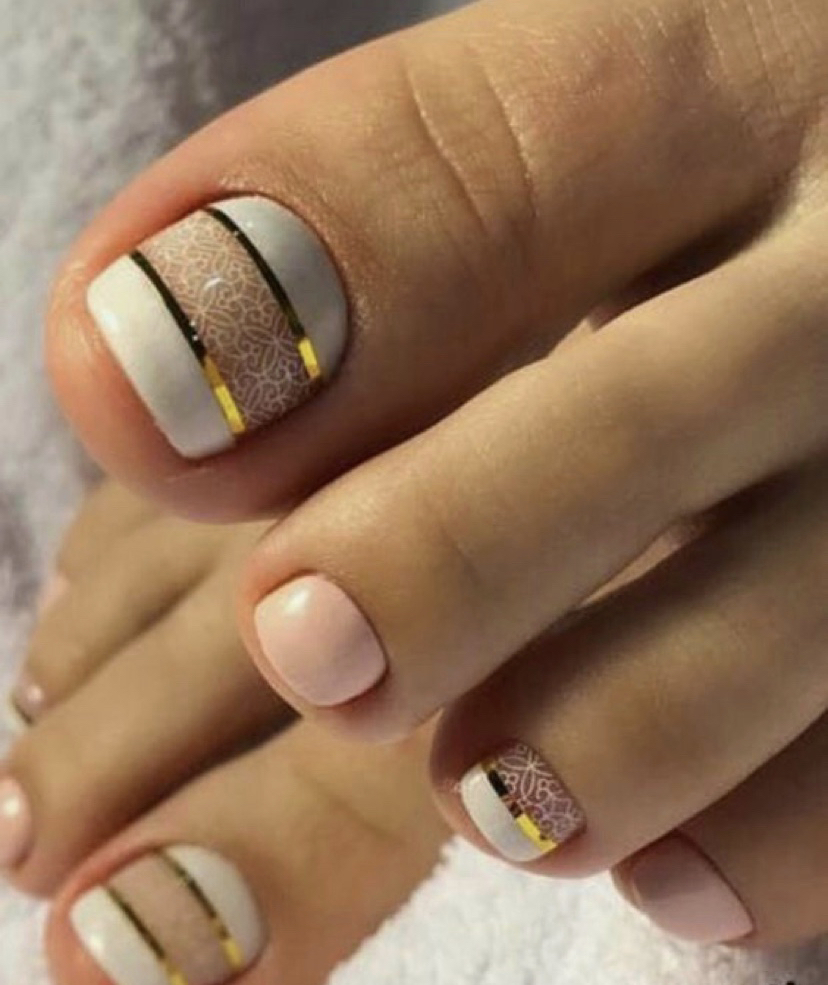 Белый педикюр дизайн Белый педикюр с золотой полосой