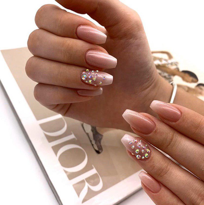 Бежево-белое омбре на ногтях со стразами и глиттером на длинных ногтях форма пуанты