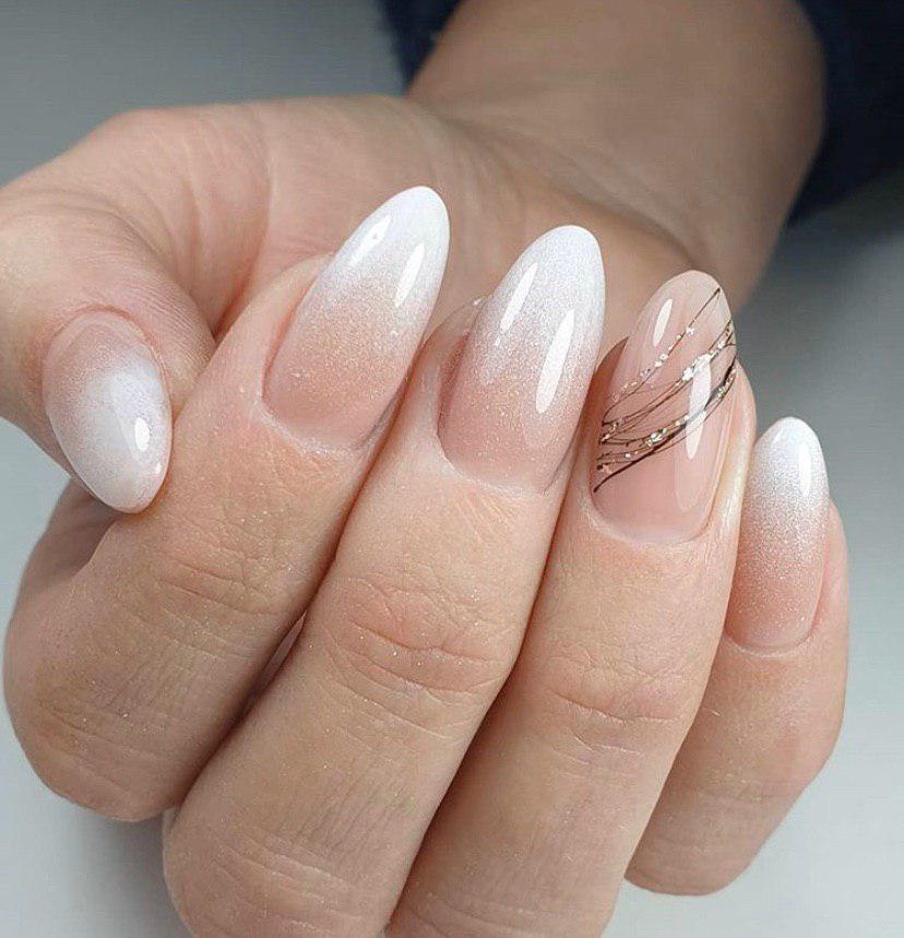 Бежево-белый маникюр омбре на ногтях миндальной формы с блестками и паутинкой