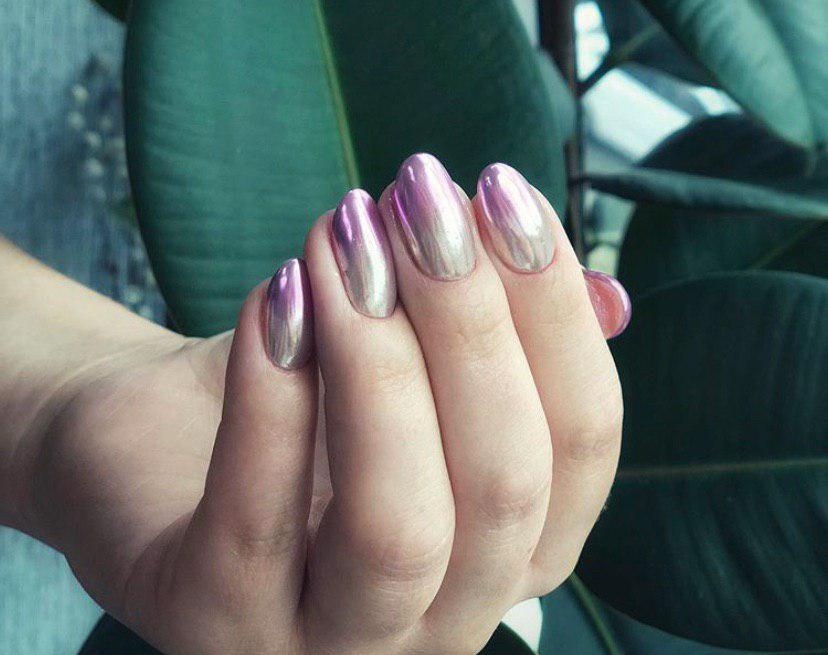 Бежево-сиреневое омбре с втиркой на ногтя овальной формы среденей длины
