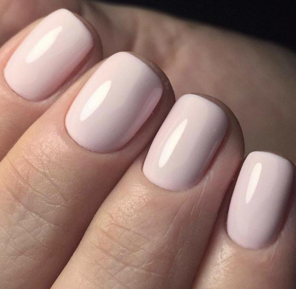 Бежевый маникюр на коротких ногтях