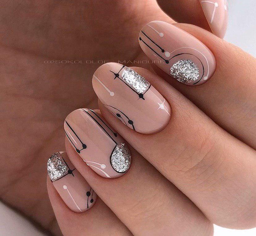 Бежевый маникюр с дизайном и серебром на овальной форме ногтей на новый год или на зиму