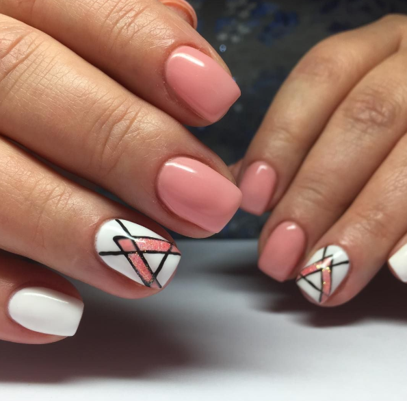 маникюр с геометрией на коротких ногтях
