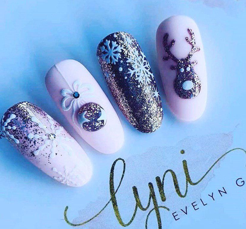 Бежевый маникюр с оленем и снежинками на новый год и на зиму