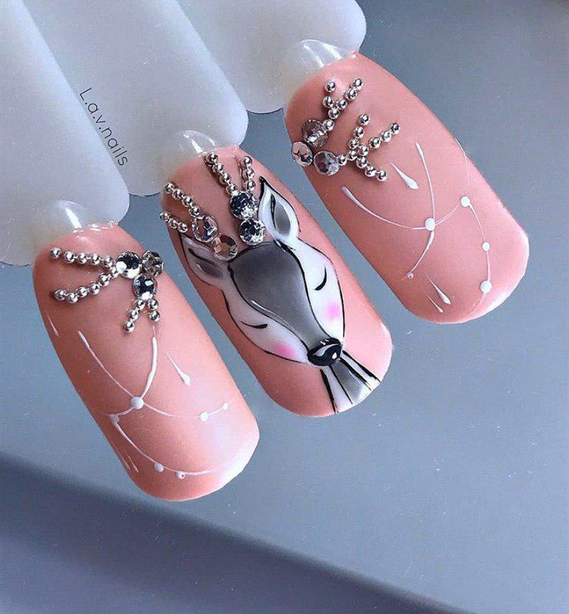 Бежевый маникюр с оленем и стразами дизайн ногтей на новый год 2020