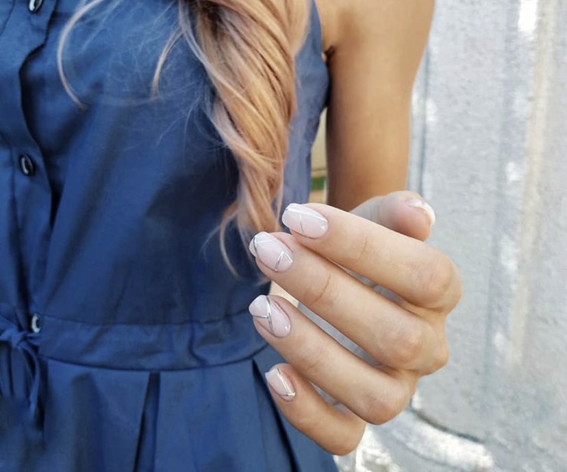 Геометрия на ногтях бежевого цвета с серебристыми полосками