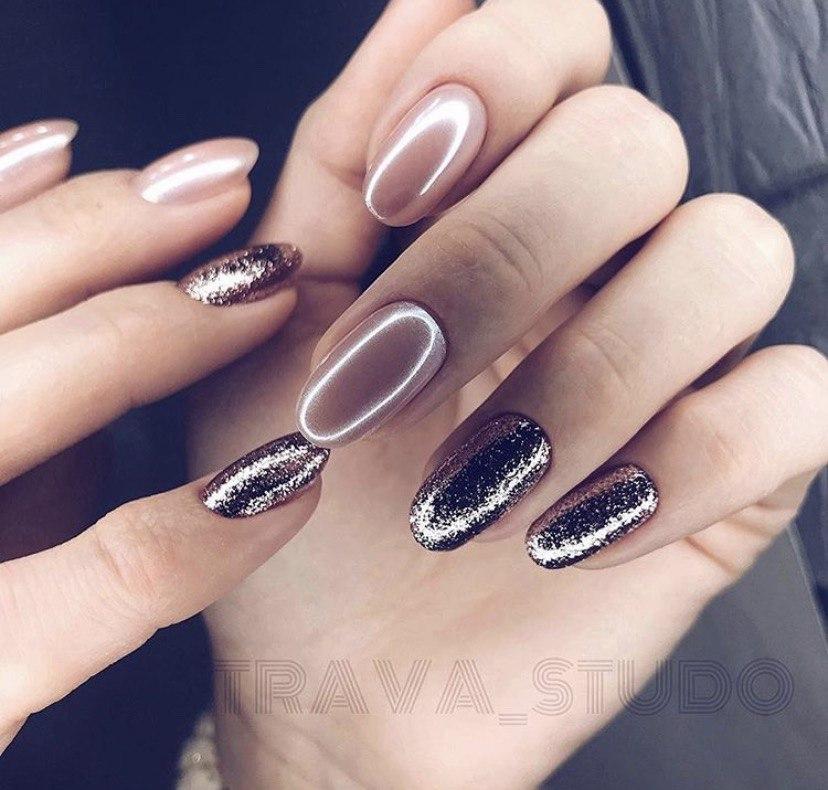 Бежевый маникюр с втиркой и блестками на овальных ногтях