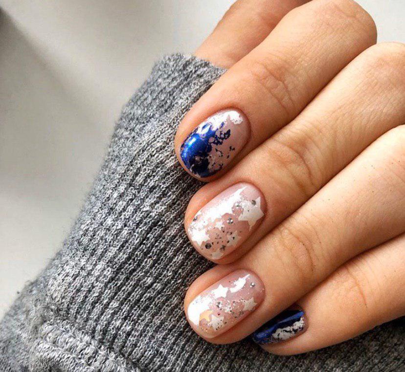 Бежевый маникюр со свездами и синей фольгой на коротких ногтях на зиму 2020