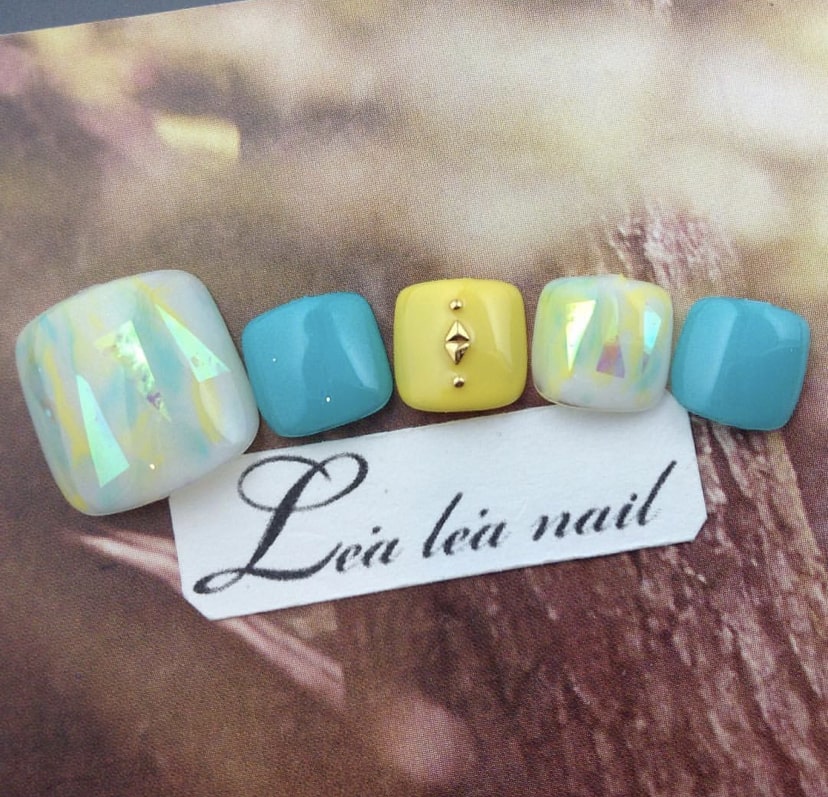 Бирюзово-желтый педикюр