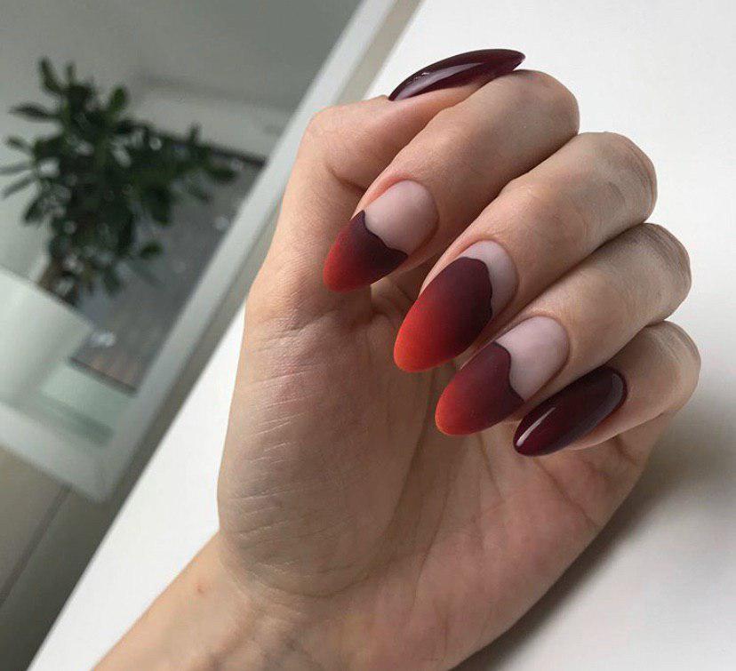 Бордово-оранжевое омбре на овальных ногтях в матовом топе