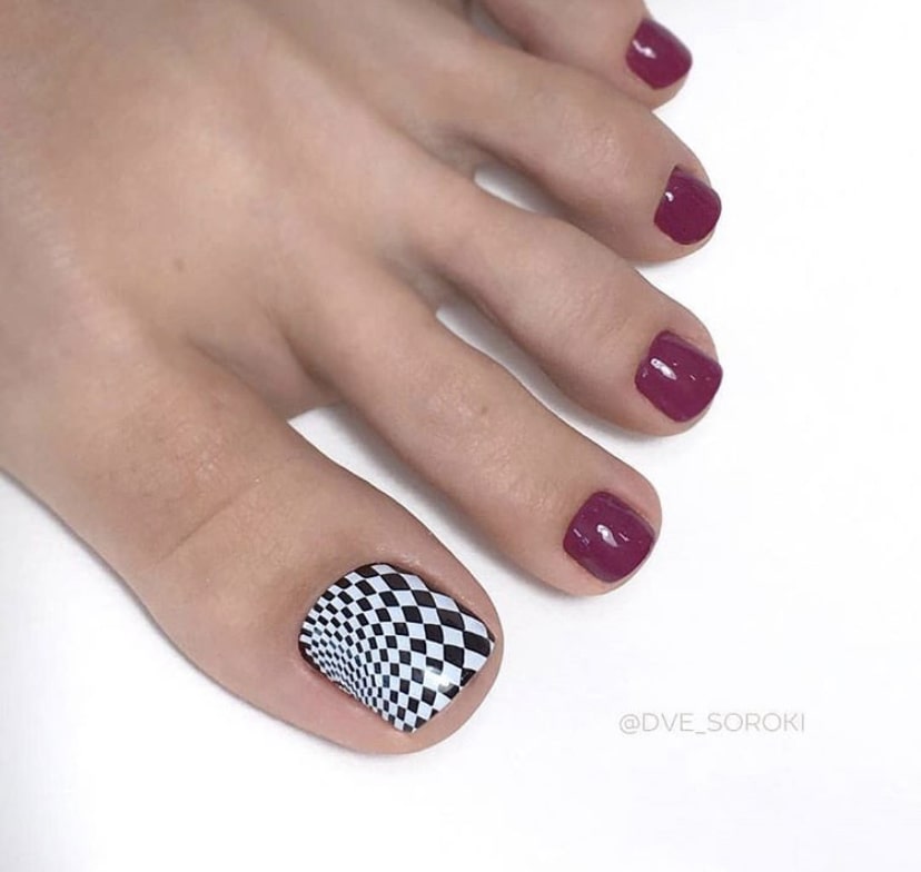 Бордовый с белым педикюр