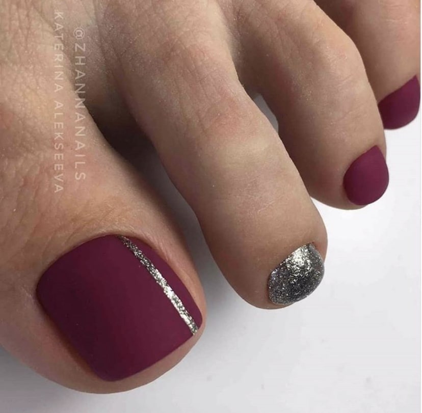 Бордовый с серебром педикюр