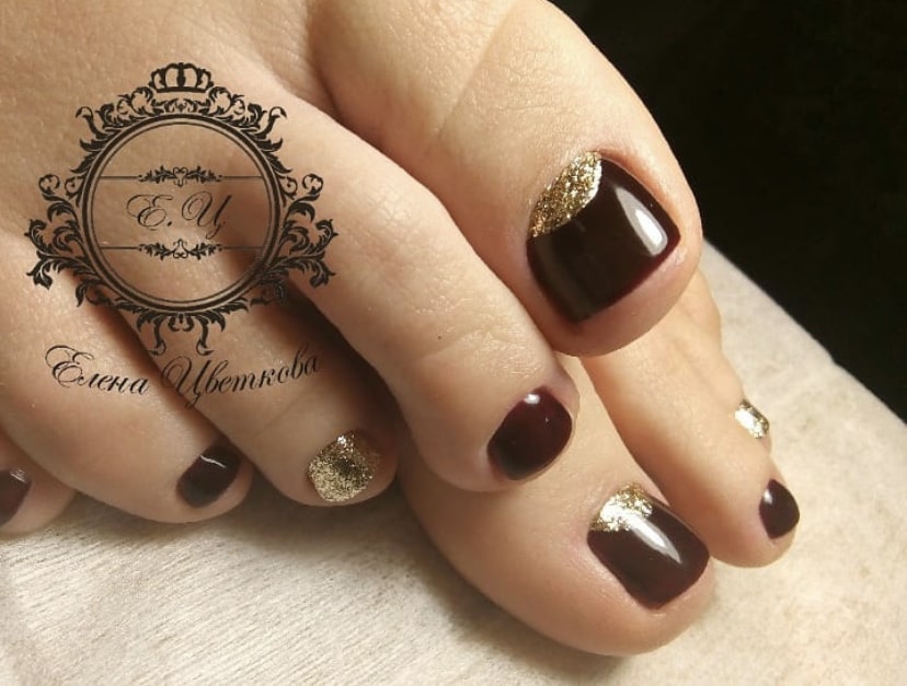 Бордовый с золотом педикюр