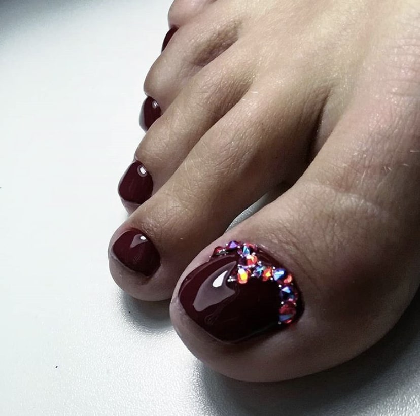 Бордовый со стразами педикюр