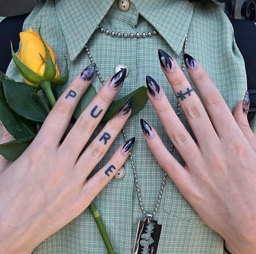 Черный маникюр с белыми языками пламени