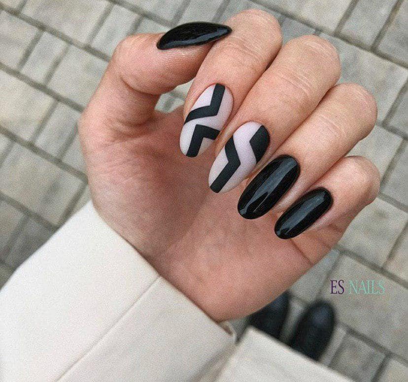 Черный маникюр с геометрией на овальной форме ногтей