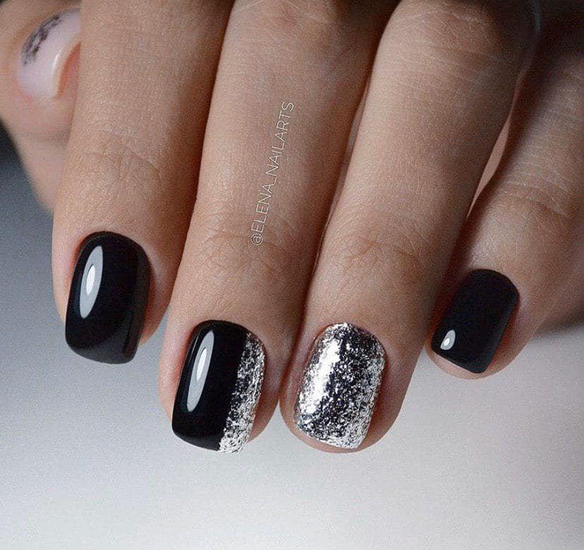 Черный маникюр с серебром на коротких ногтях