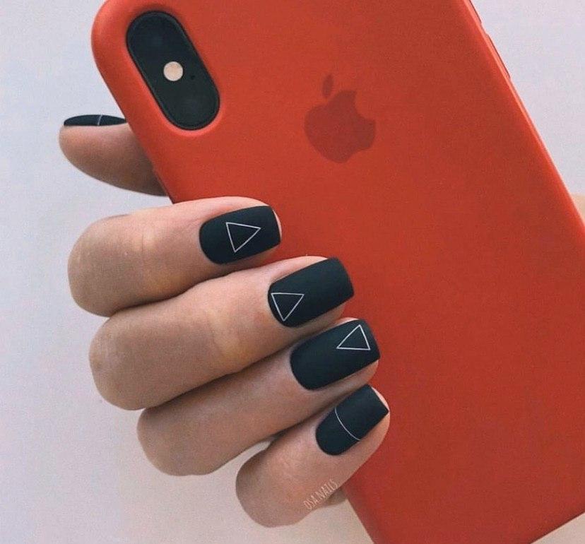 Черный матовый маникюр на квадратных ногтях с геометрией