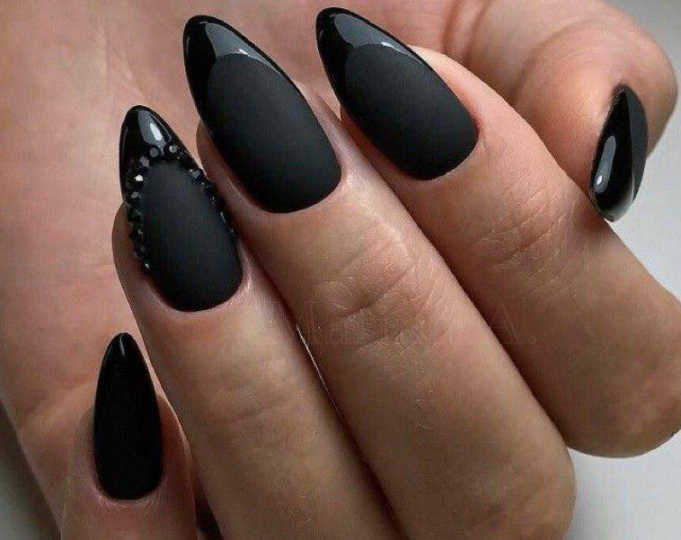 Черный матовый маникюр с черным с глянцевым френчем