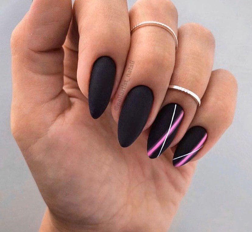 Черный матовый маникюр с дизайном геометрия с ярко-розовыми полосками