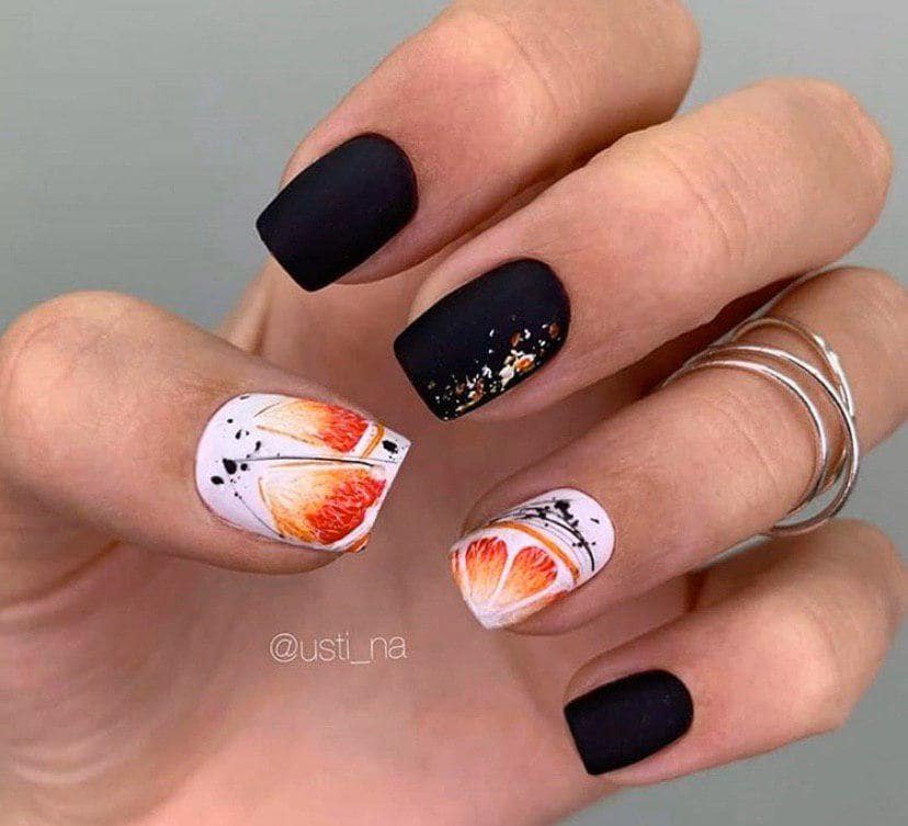 Черный с бежевым маникюр с дизайном грейпфрут