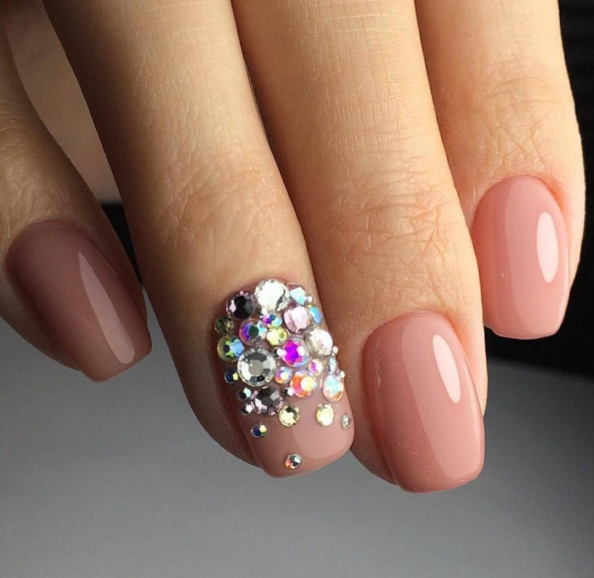 Бежевый маникюр со стразами на коротких квадратных ногтях