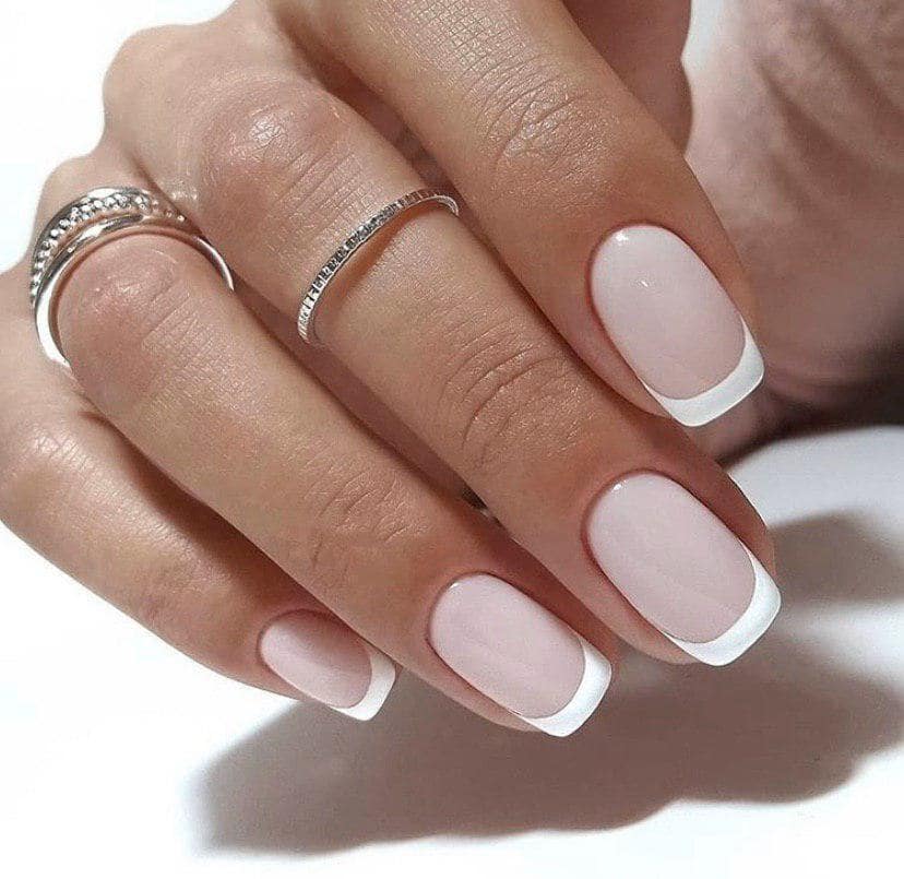 Французский маникюр в деловом стиле на коротких ногтях