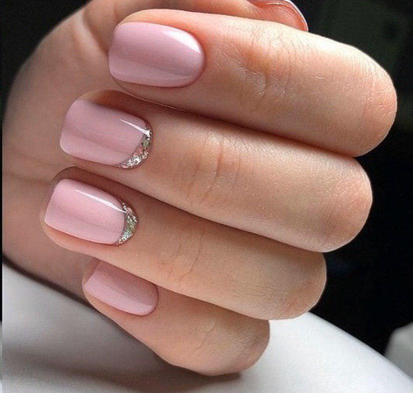 Нежно-розовый маникюр на коротких ногтях