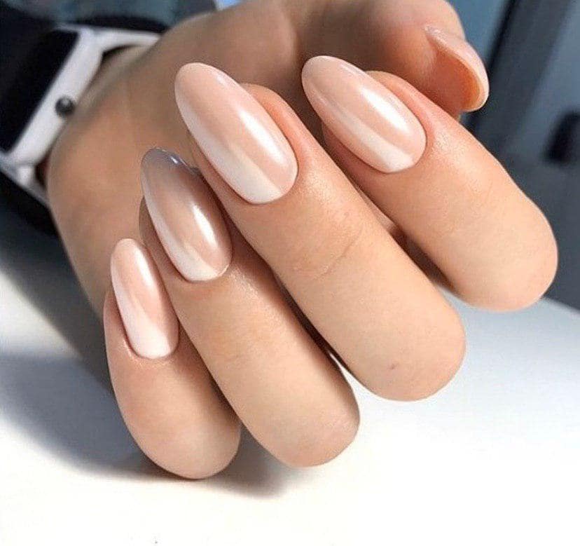 Бежевый маникюр с втиркой на овальных ногтях