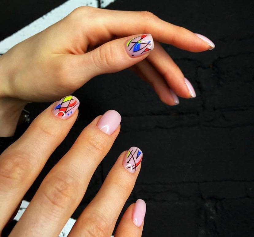 Дизайн ногтей с негативным пространством