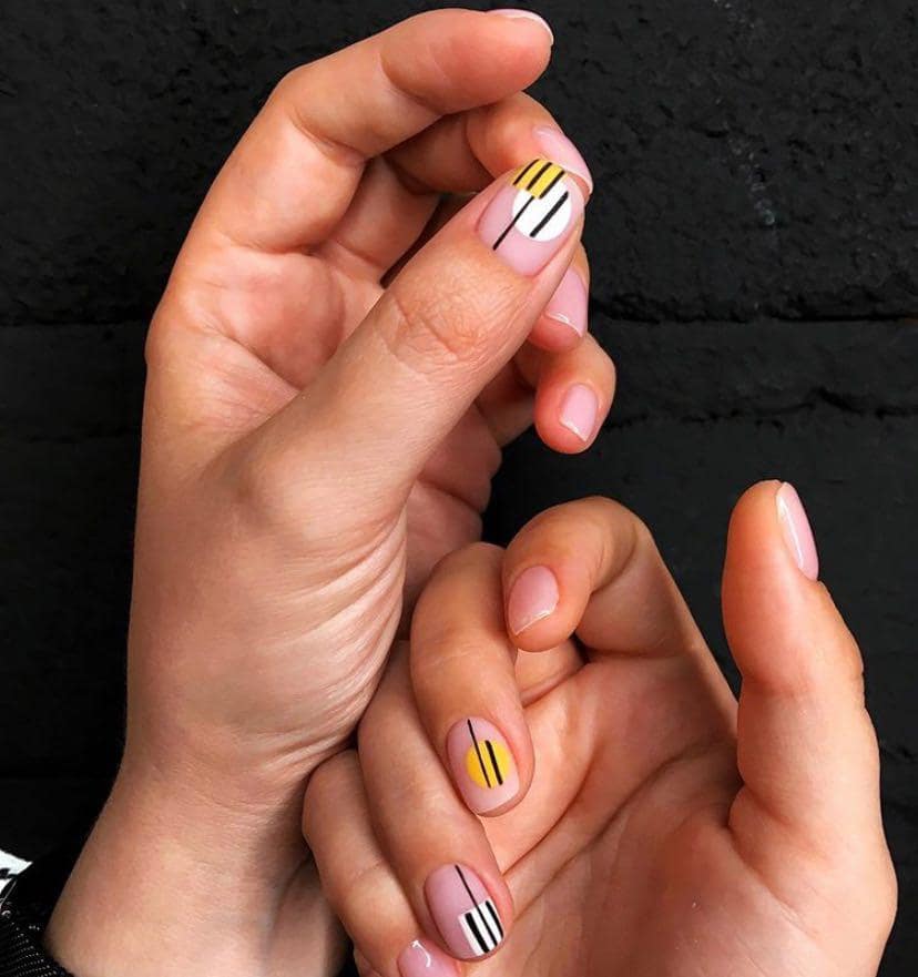 Дизайн ногтей с негативным пространством