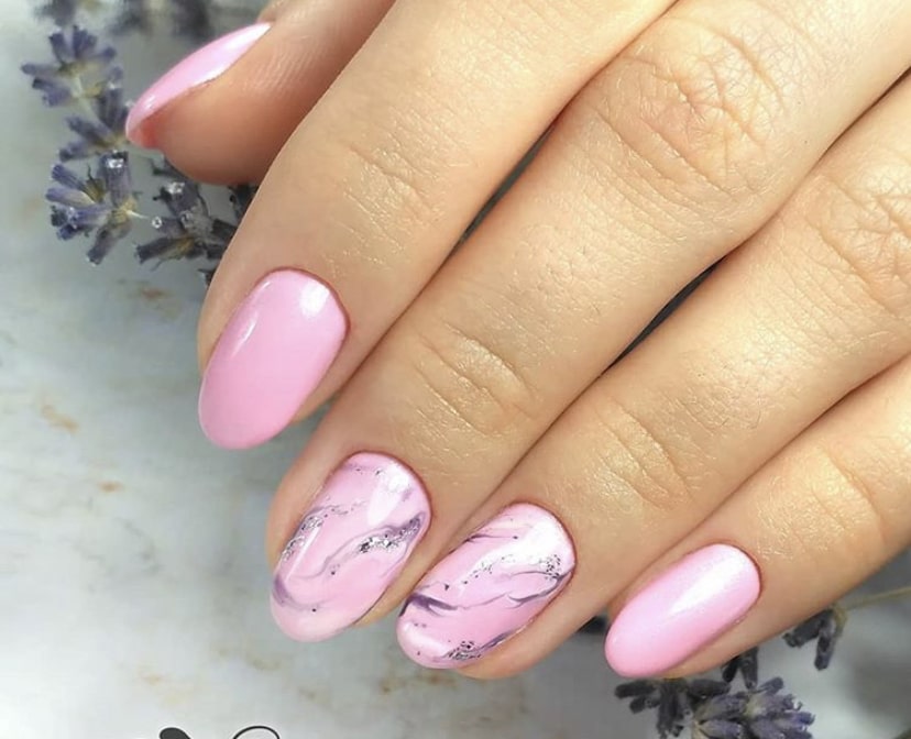 Двухцветный мраморный маникюр, выполненный при помощи гель-лака