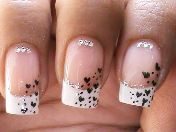 Маникюр с сердечками и надписью
