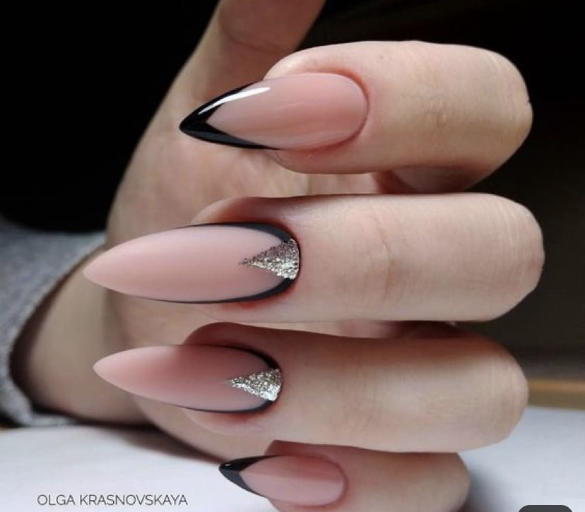 Французский маникюр на миндалевидных ногтях с дизайном весна