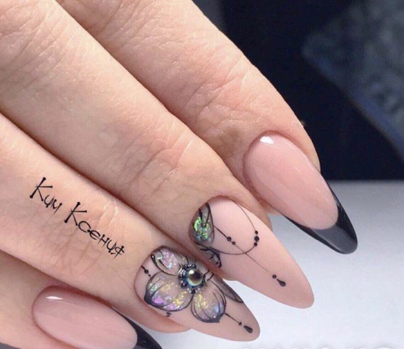 Французский маникюр на миндалевидных ногтях с дизайном весна