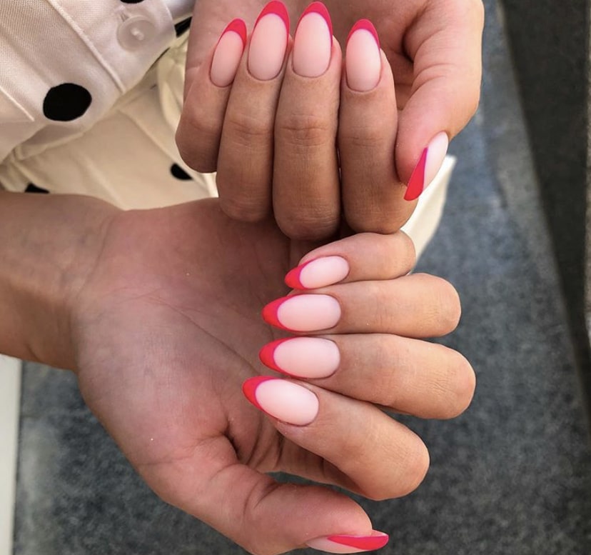 Французский маникюр на миндалевидных ногтях с дизайном весна