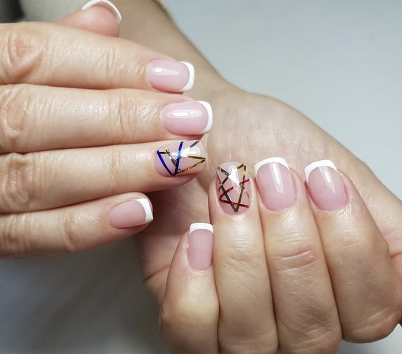 Маникюр френч с золотой полоской 