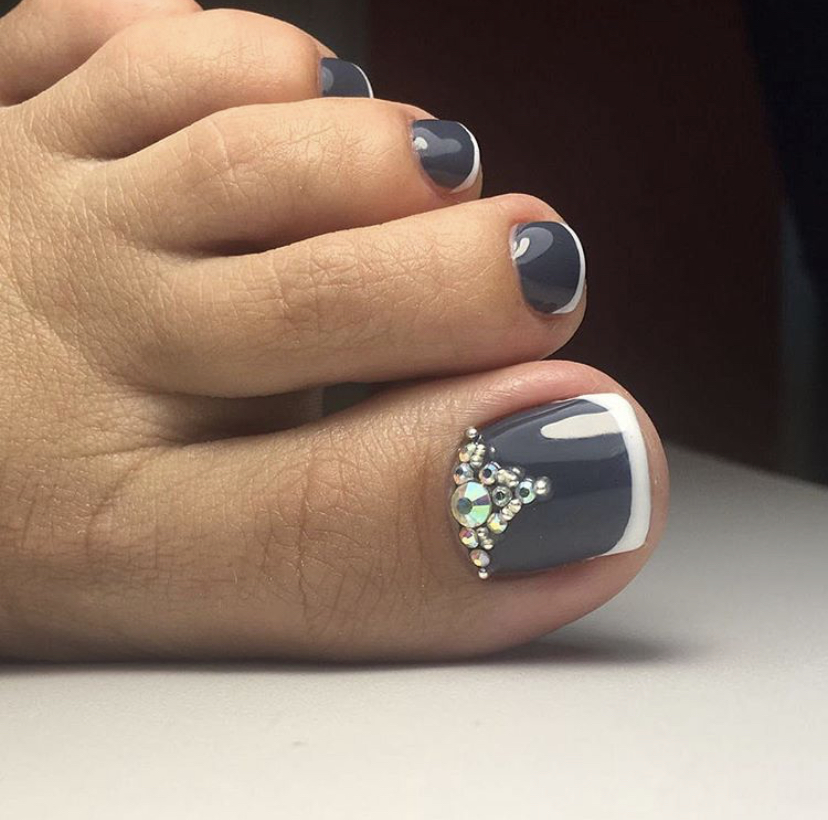 Серый педикюр с белой полоской и стразами Френч нестандартных оттенков