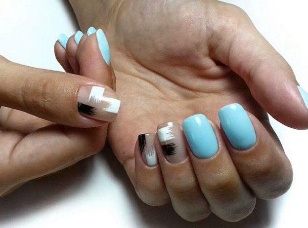 Голубой маникюр с мазками на зиму