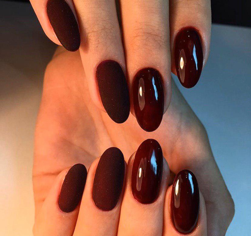 Идея дизайна с выделением одного-двух пальчиков глянцем