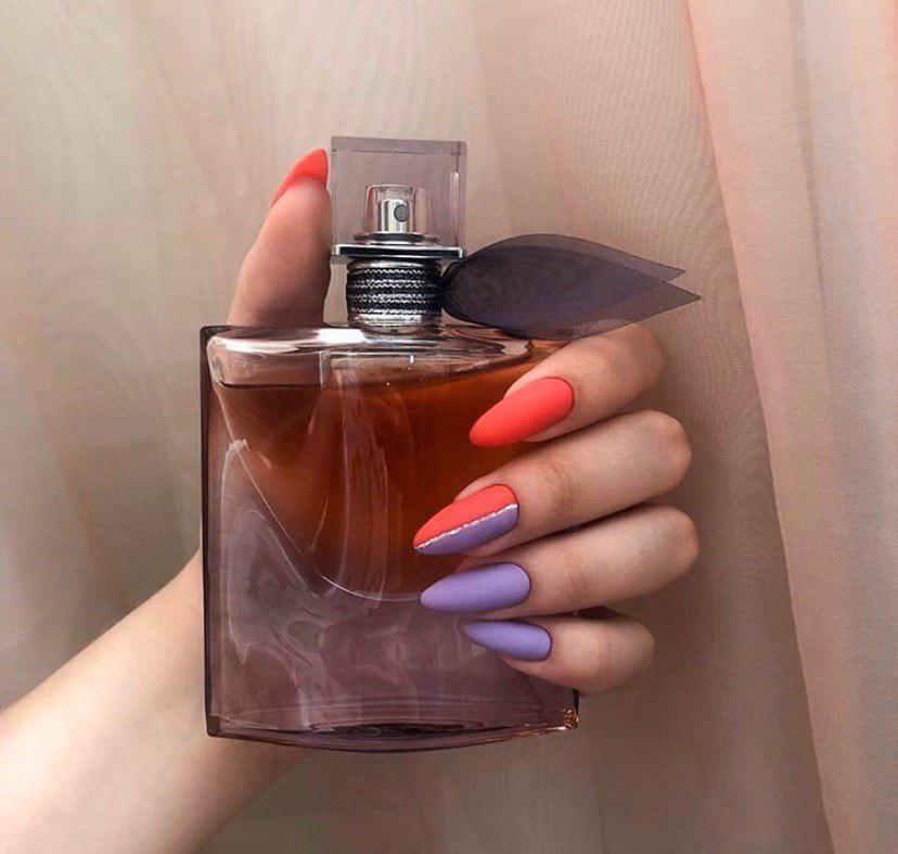 Идея дизайна с выделением одного-двух пальчиков глянцем