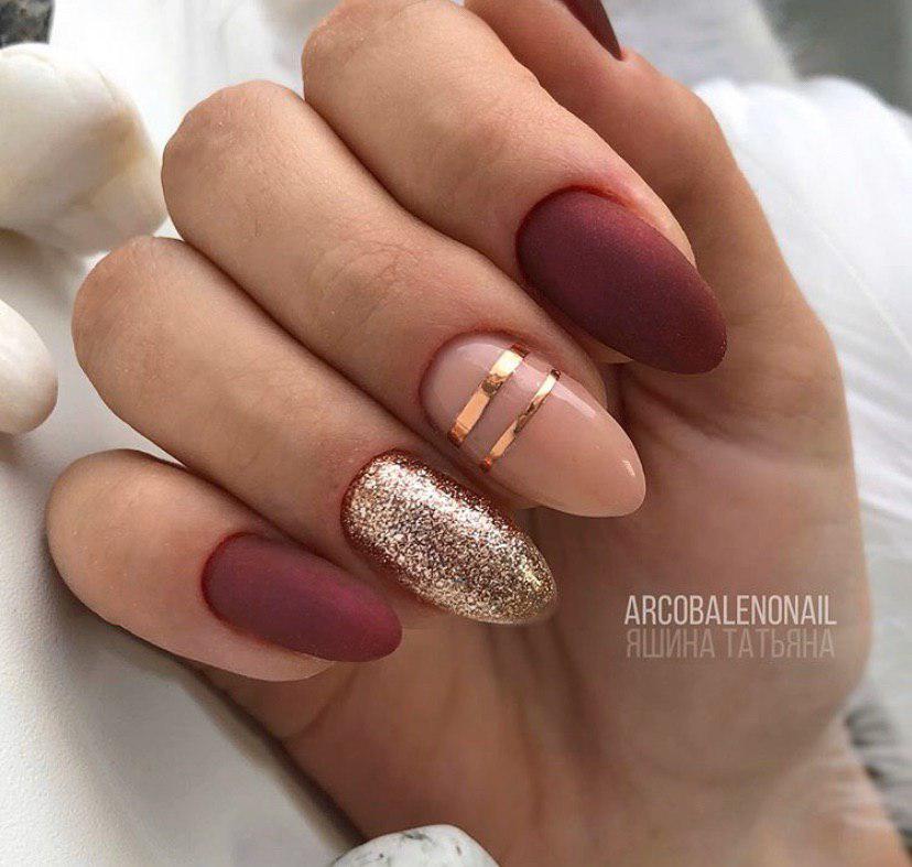 Идея дизайна с выделением одного-двух пальчиков глянцем