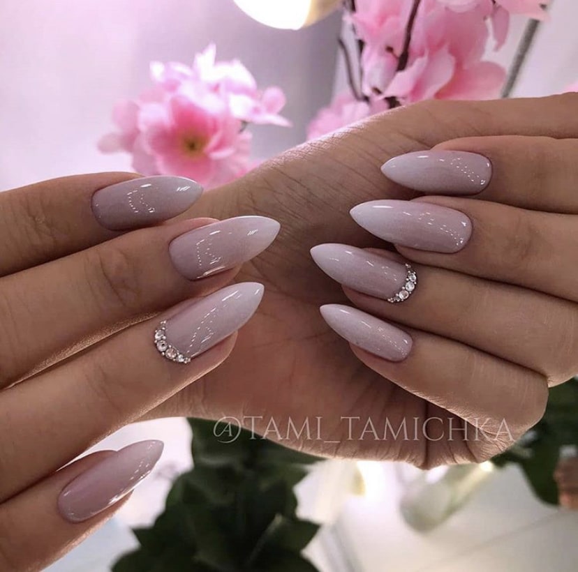 Классический бело-розовый маникюр, украшенный стразами